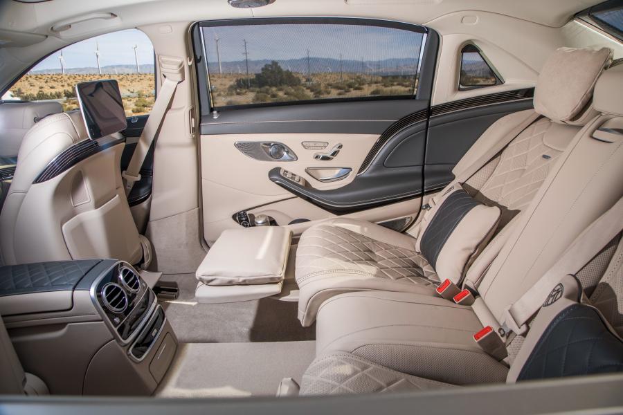 Интерьер Mercedes-Maybach S650 (X222) 2017 года  (NA) (фото 17 из 40)